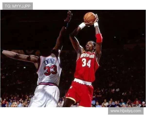 哈基姆·奥拉朱旺：从篮下统治者到篮球传奇的辉煌人生与球场智慧